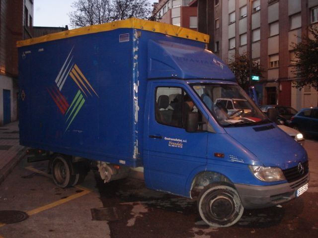 Furgoneta 1000k carrozada muebles